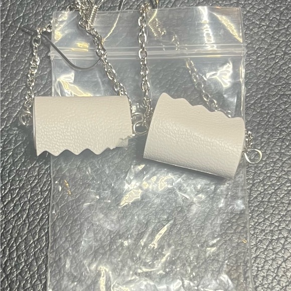 15 FUN AND UNIQUE SETS OF RETRO HANGING EARRINGS. - Picture 10 of 15